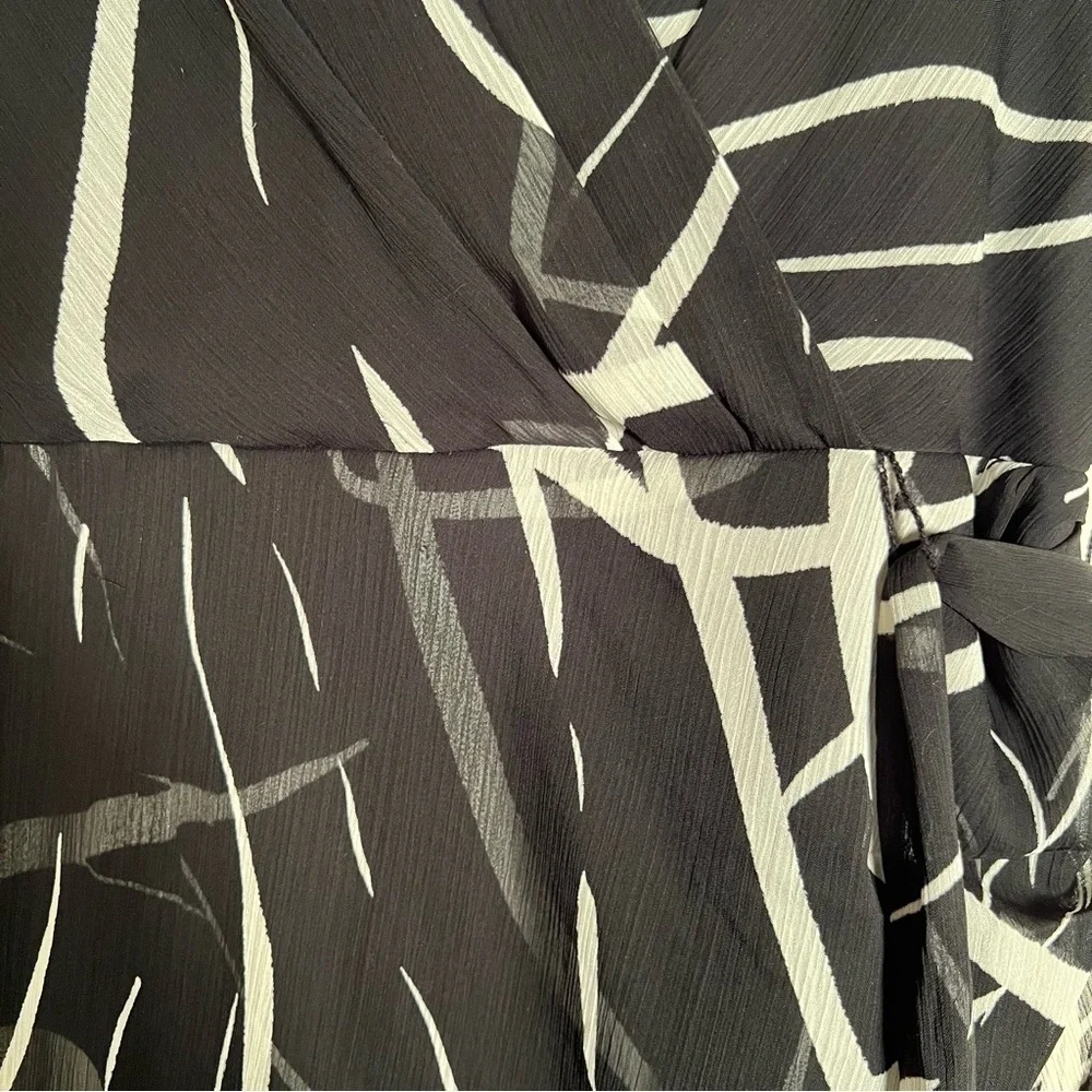 DKNY Black and White Asymmetrical Sheath Dress Size 6 - Picture 5 of 8